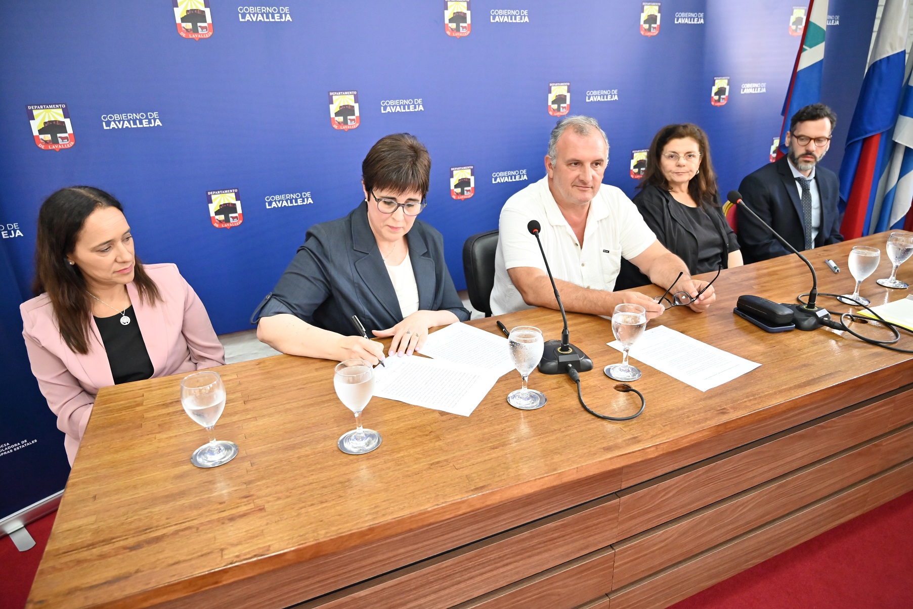 Momento de la firma del convenio entre la Intendencia Departamental de Lavalleja y la Agencia Reguladora de Compras Estatales (Foto: Prensa IDL)