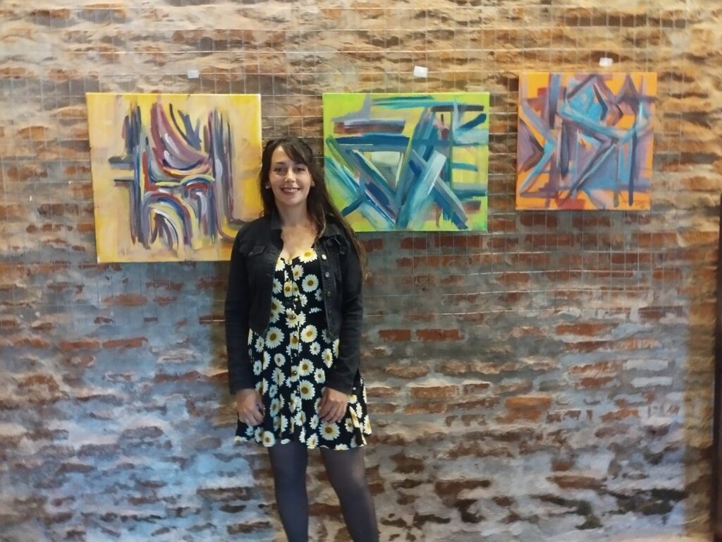 Camila Taboas con parte de sus obras.