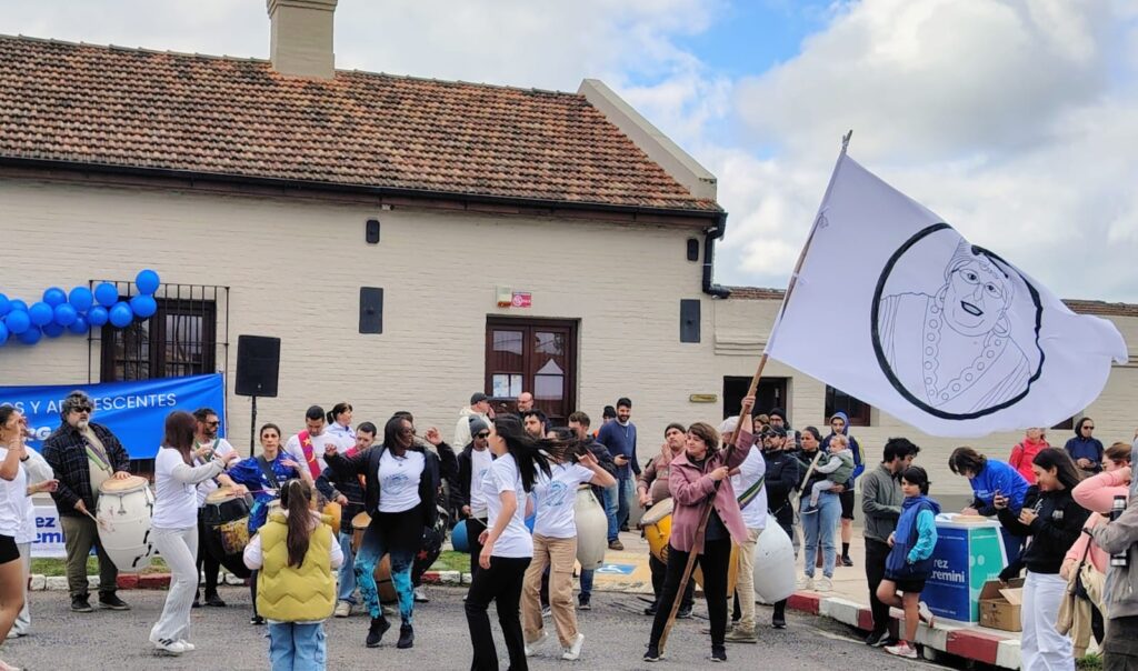 La comparsa, en pleno ensayo.