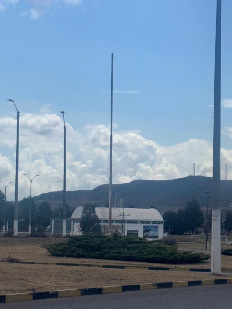 Imagen de la rotonda en la mañana de ayer, con el mástil pero sin la bandera.