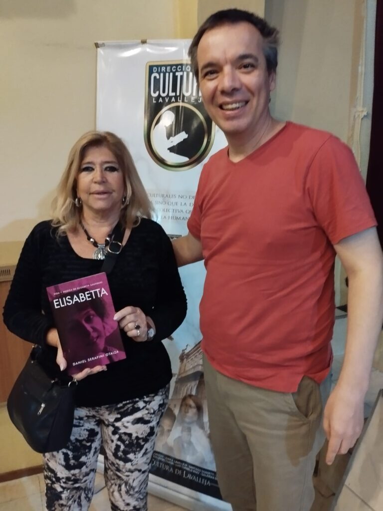 Daniel Serafini Otaiza y la directora de Cultura Mariela Leis.