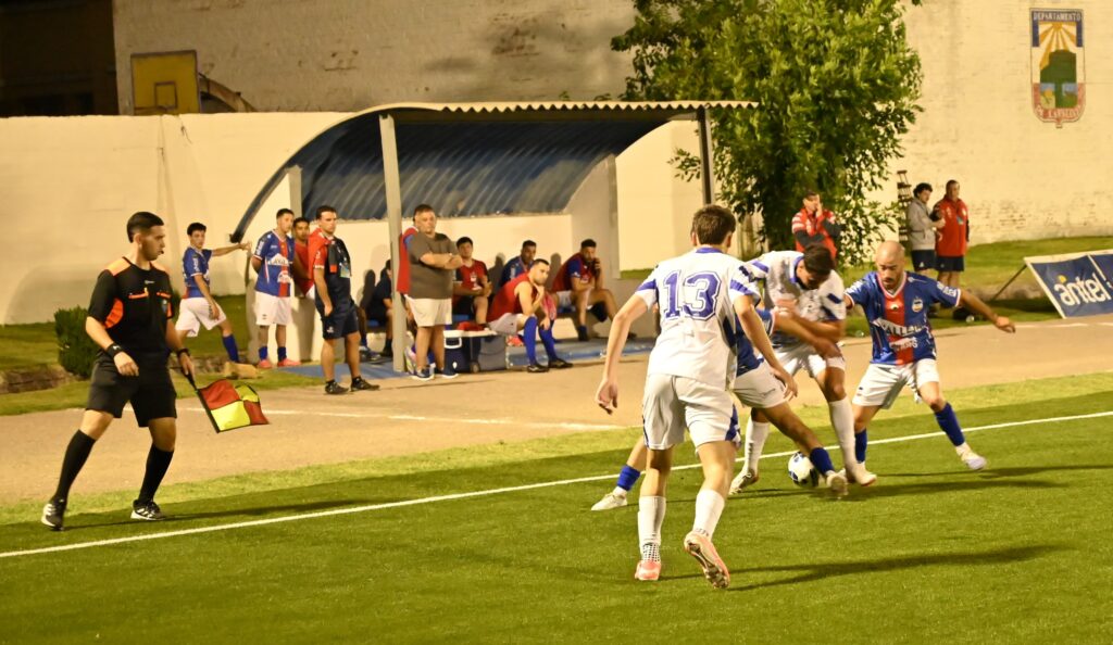 Las imágenes son elocuentes, así de luchado fue el partido con Maldonado Interior. En la incidencia se puede ver a Marcelo Martínez, que llegó a los 100 partidos con la selección, que ingresó en el segundo tiempo y trató de aportar su habitual entrega con la tricolor serrana. (Foto: Prensa Intendencia Departamental de Lavalleja).