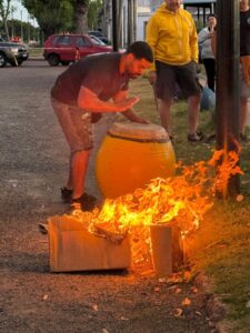 A sangre y fuego calentando las lonjas para que suenen como en sueños.