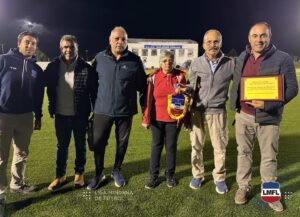 Dirigentes de Unión de Zapicán haciendo entrega de una plaqueta a dirigentes de la Liga Minuana. (Foto: Gentileza secretaría de prensa Liga Minuana).