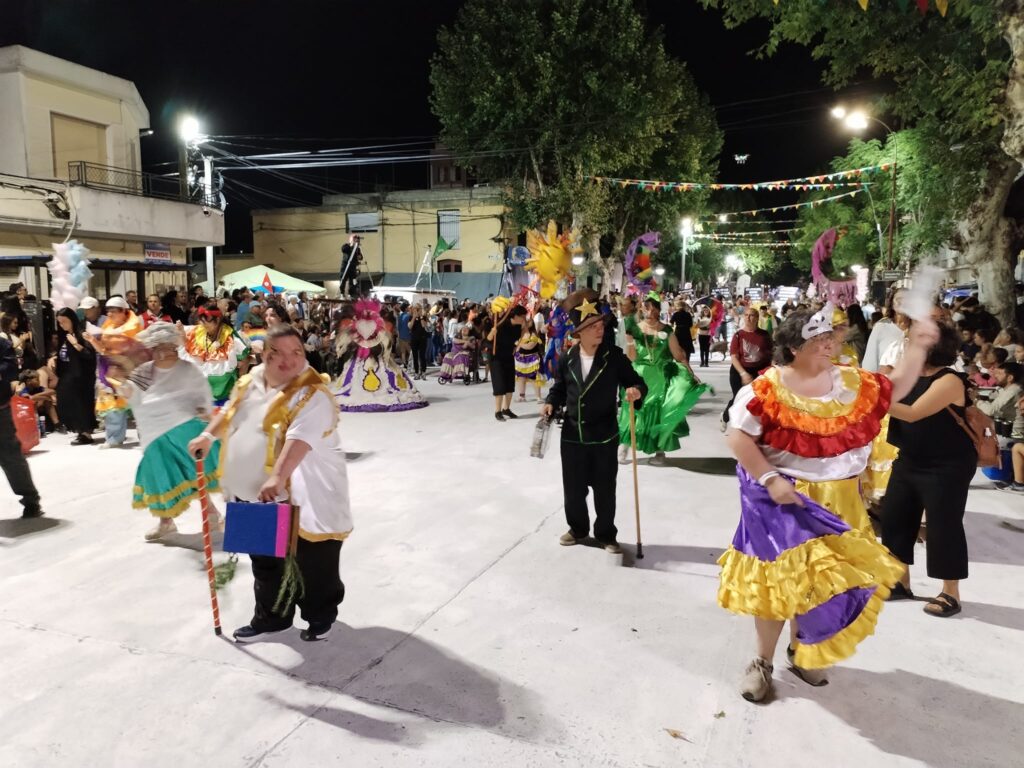 Intervención de carnaval inclusivo en el comienzo del desfile de anoche (Foto: Prensa IDL)