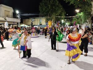 Intervención de carnaval inclusivo en el comienzo del desfile de anoche (Foto: Prensa IDL)