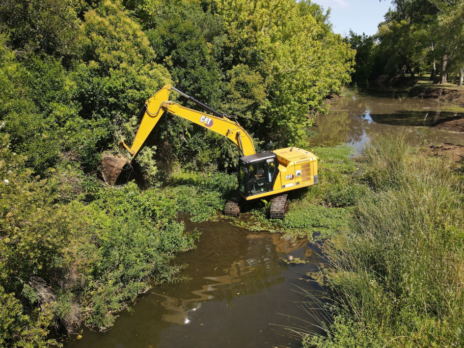 Intendencia de Lavalleja trabaja en la limpieza del arroyo San Francisco (Foto: Prensa IDL)