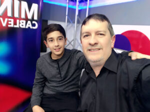 José De los Santos e Iván, su hijo de 12 años, conductores de Deporte Infantil (Minas Cable Visión y Regional Cable Visión)