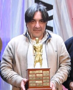 Gerardo Cano con el trofeo “San Isidro de Curuguaty” ganado por primera y única vez por la selección de Lavalleja en el año 2023