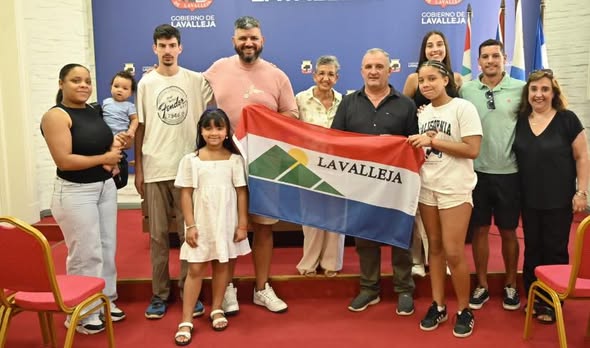 Autoridades departamentales junto a integrantes de comparsa Uganda (Foto: Prensa IDL)