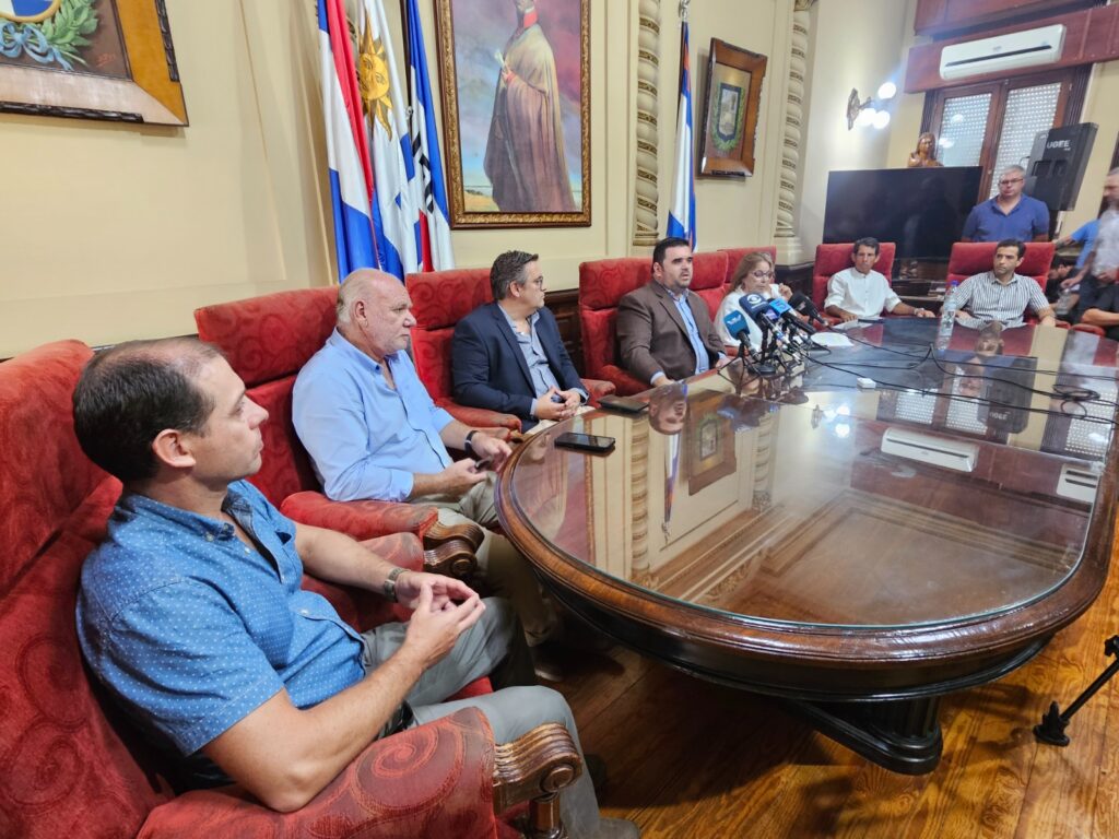 Autoridades sanduceras durante la conferencia de prensa realizada ayer en Paysandú. (Foto: gentileza diario 20 Once de Paysandú)