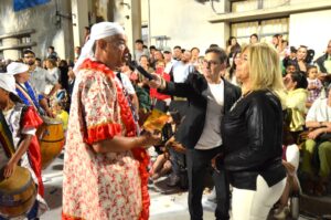 Heber Márquez de Comparsa Los Amigos recibe reconocimiento en manos de Mariela Leis (Foto: Prensa IDL)