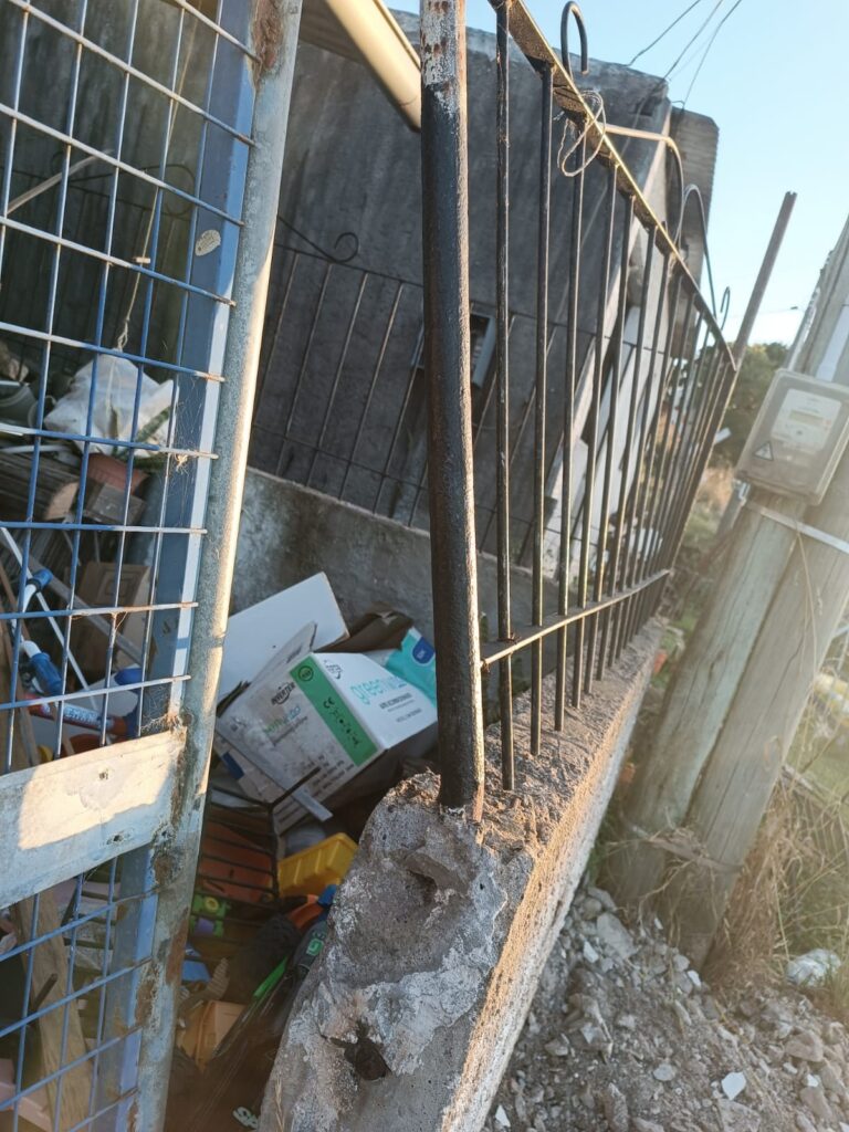 Una máquina de la IDL retiró escombros, pero rompió un muro y un portón en una vivienda de La Coronilla