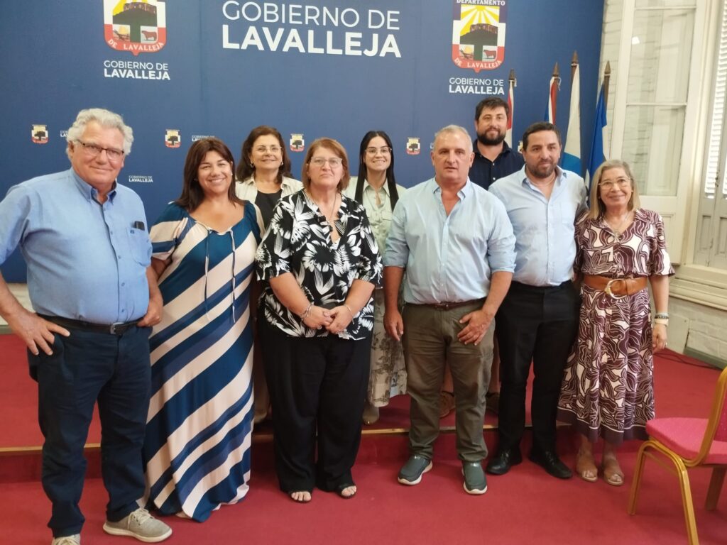 Autoridades de UTU y de la IDL finalizada la firma del convenio.