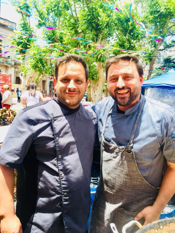 Nicolás Munúa junto a Aldo Cauteruccio, uno de los chefs más conocidos del país, cocinando en Ki Joia
