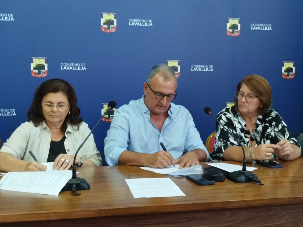 Autoridades de la IDL y de la UTU durante la conferencia de prensa realizada.