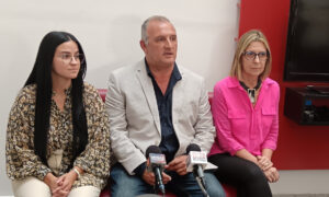 Daniel Ximénez, intendente departamental, junto a Carina Soria, directora de Servicios Sociales, y Romina Inzaurralde, encargada del Área de Juventud de la IDL.
