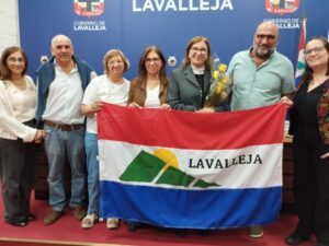 Familiares y amigos de Malvina Gardil Aldabalde recibieron el reconocimiento a su trayectoria de la presidente de la JDL, Luisa Mazzoni