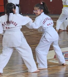 Niñas divirtiéndose y practicando taekwondo en Olimpic Atenas