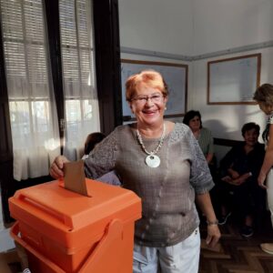Sara Scampini en el momento de sufragar en el acto eleccionario de Uni 3 Lavalleja