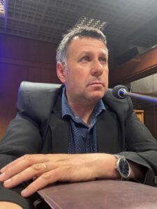 El edil Néstor Calvo expuso en la sesión sobre los comercios que se cierran en Minas