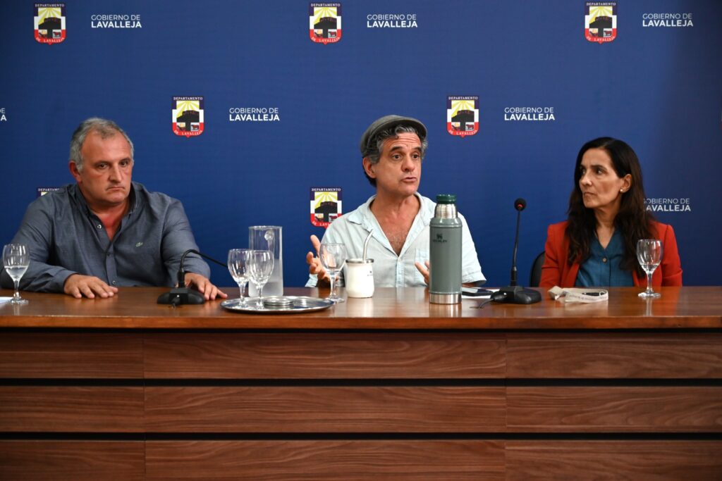 Daniel Ximénez, Eduardo Liard y Silvana Lorenzo en reunión de la IDL, CECOED y diversas instituciones (Foto: Prensa IDL)