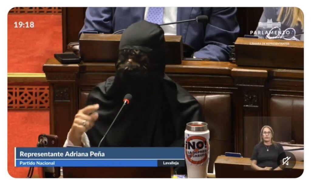 Adriana Peña, burka incluido. (Foto: Montevideo Portal)