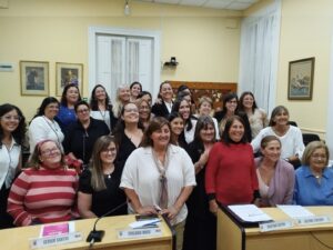 Finalizada la exposición de Tuana, las edilas y funcionarias de la JDL se tomaron una foto todas juntas.