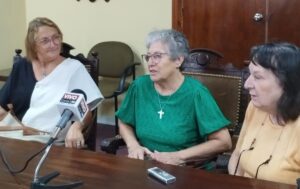 María José Luzardo, Martha Navidad y Nancy Marichal de la Comisión Pro Universidad