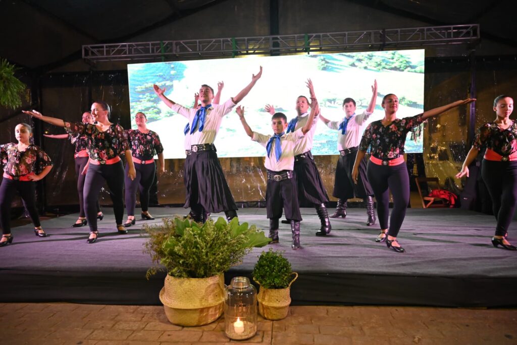 Una verdadera fiesta el lanzamiento turístico de Lavalleja con el ballet folclórico Tierra y Cielo. (Foto: Prensa IDL)
