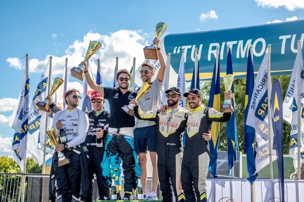 Sebastián González en el podio y también Martín Villete.