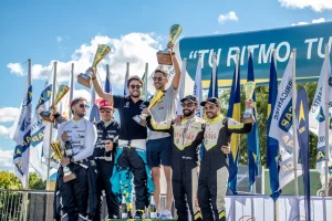 Sebastián González en el podio y también Martín Villete.