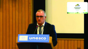 Daniel Ximénez en plena exposición ayer en París