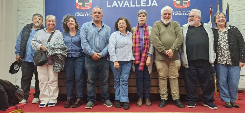 Integrantes de las comisiones Nacional y Departamental de Sitios de Memoria junto a las autoridades departamentales.