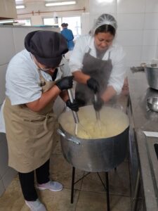 En el comedor 65 se elaboran alimentos para unas 300 viandas diarias, además de otros servicios ofrecidos por la cocina centralizada de la IDL.