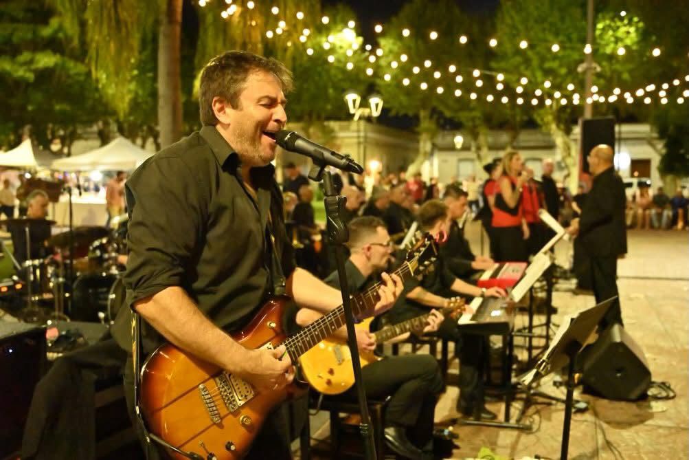 La banda, en plena actuación en la Plaza Libertad de Minas.