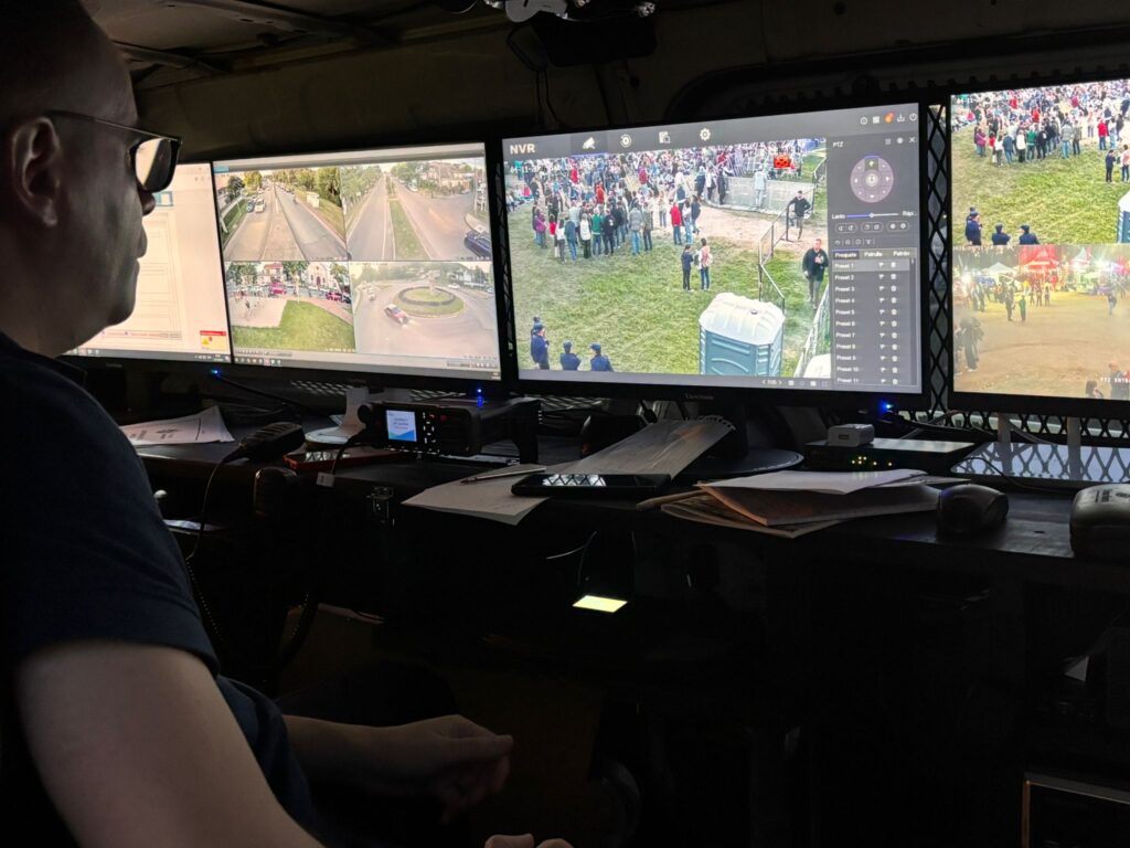 Efectivos policiales en plena vigilancia con monitoreo por cámaras. (Foto: Prensa Jefatura de Policía de Lavalleja)