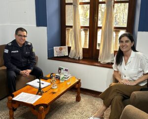 Alexandra Inzaurralde con el jefe de Policía
