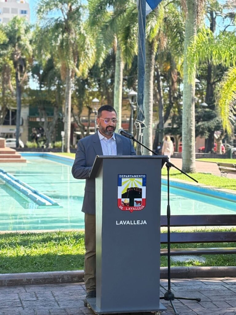 Mauro Álvarez, orador en el acto patriótico realizado ayer de mañana en plaza Libertad