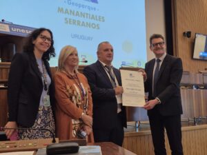 Daniel Ximénez en París, al momento de recibir el certificado Geoparque Mundial por la UNESCO (Fuente: Prensa IDL)