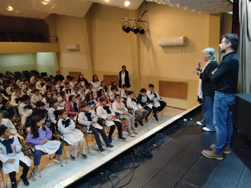 El escritor junto a Charo Rodríguez, de Librería Acuarela, en la presentación del libro en Minas