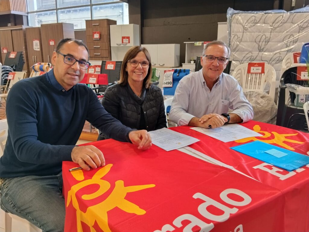 Integrantes de la comisión organizadora junto al gerente de El Dorado, en la firma del convenio.
