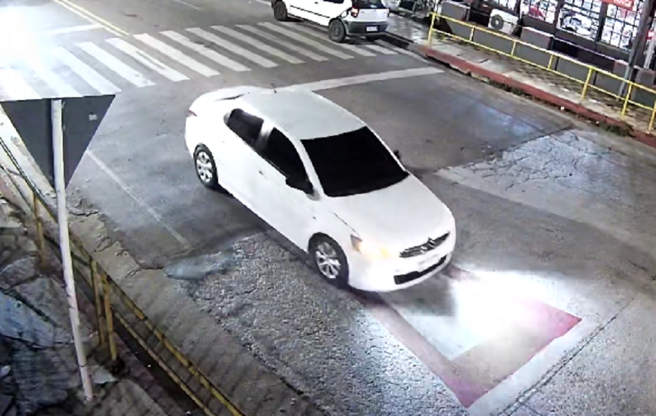 El automóvil que transportaba la droga robada, cuando circulaba por Minas y fue identificado por policías. (Foto: Prensa Jefatura de Policía de Lavalleja)