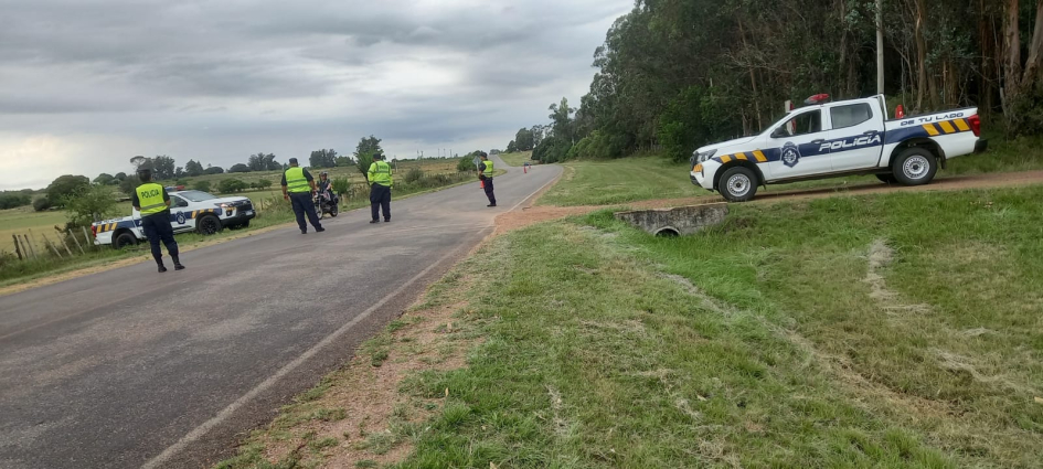 Operativo de control de tránsito en Avenida Valeriano Magri. (Foto: Prensa Jefatura de Policía de Lavalleja)