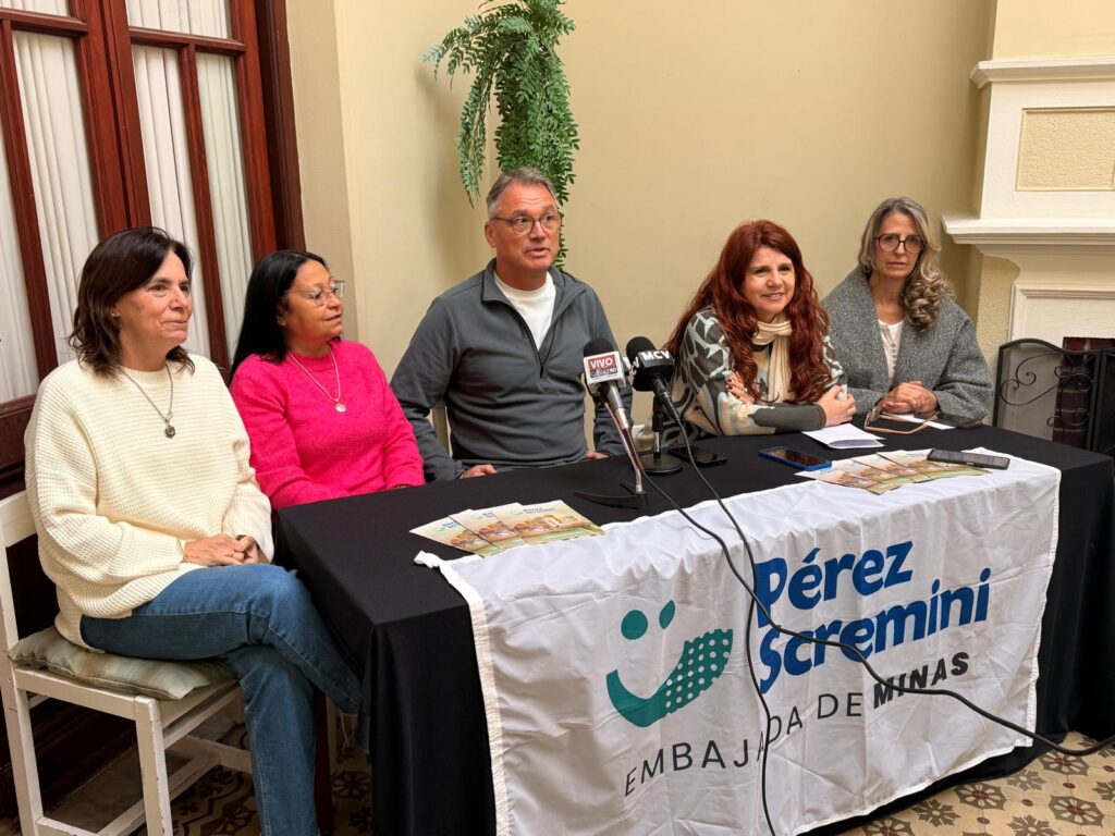 Integrantes de la Embajada Departamental de la Fundación Pérez Scremini
