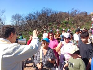 Sacerdote Fernando Pereira junto a fieles que llegaron al Verdún