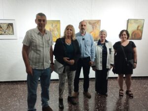 Los artistas junto a autoridades.