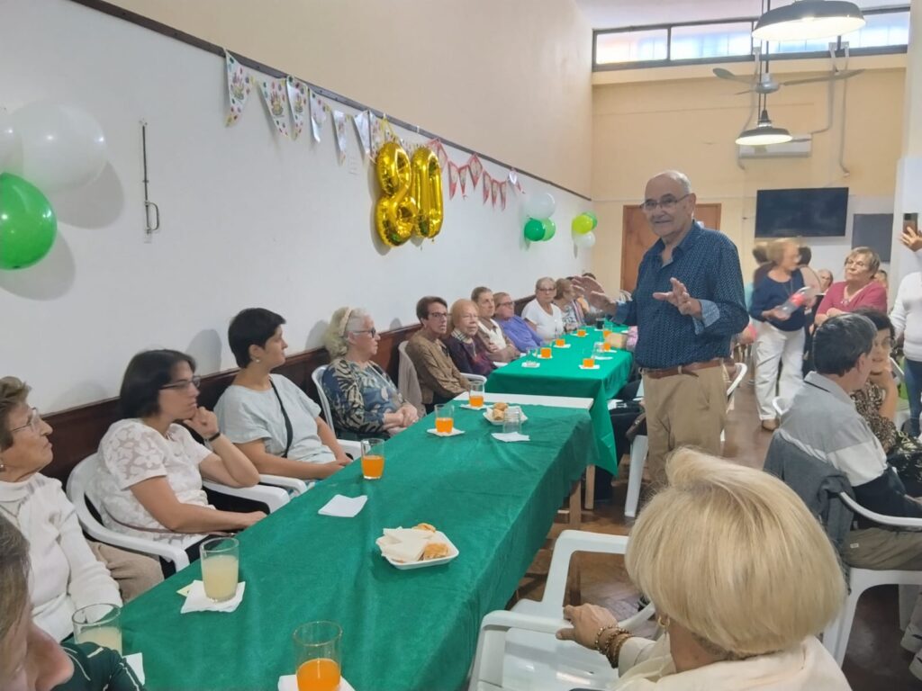 Socios de AJUPEL celebraron el aniversario de la institución con una merienda compartida