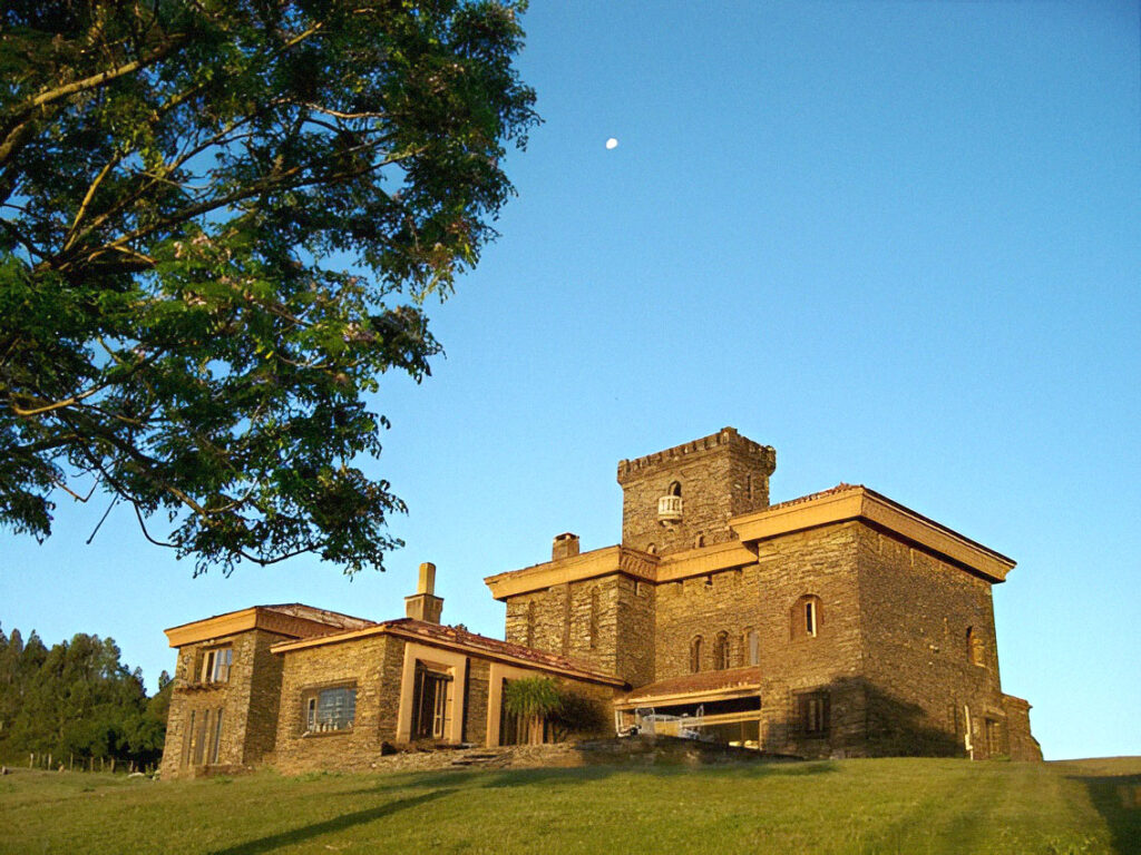 El Castillo de Batlle está ubicado sobre el km 43 de ruta 60, en Lavalleja (La fotografía pertenece al Facebook: Castillo De Batlle)