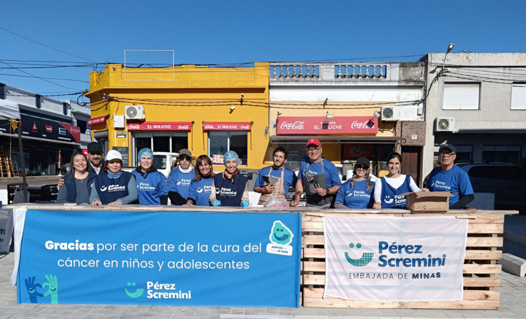 Integrantes de la Embajada Minas de la Fundación “Pérez Scremini” en plena actividad solidaria.